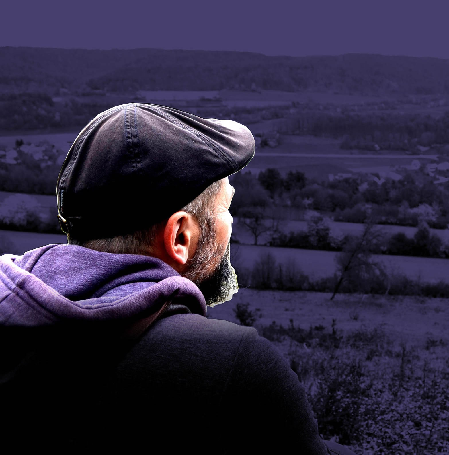 Mann in lila Bild schau in die Natur